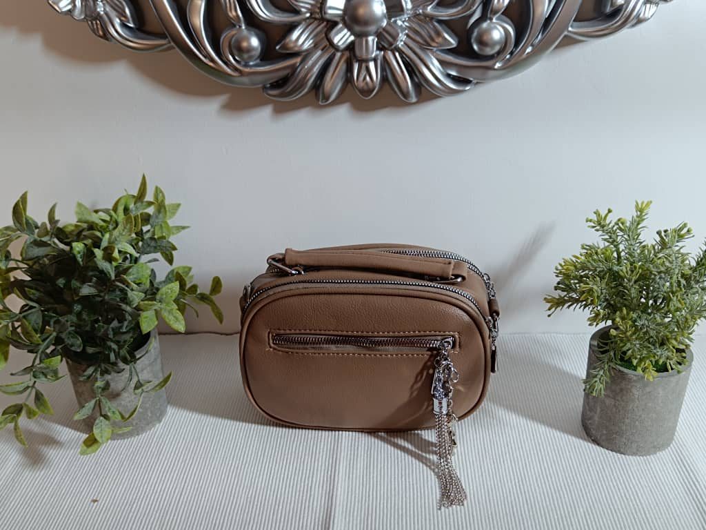 Mini Bolso Crossbody Minimalista con Detalle de Cadena - Estilo y Funcionalidad