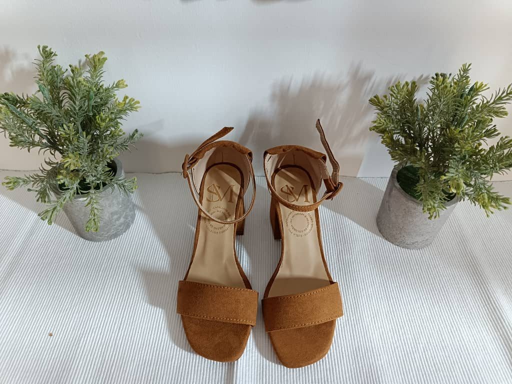 Sandalias Planas Estilo Romano Ref. 806 - Elegancia Natural en Color Miel